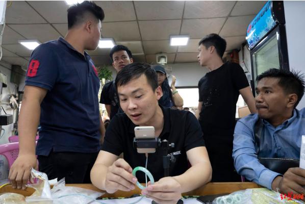 直击瑞丽翡翠市场,缅甸玉石销售直播