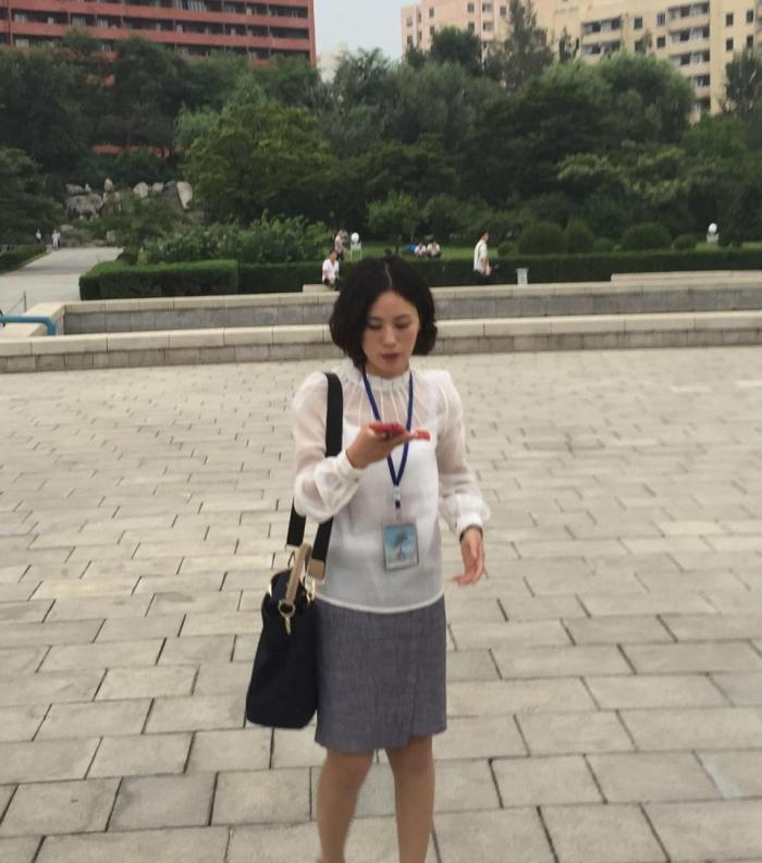 朝鲜美女背的名牌包包,朝鲜人喜欢手提包