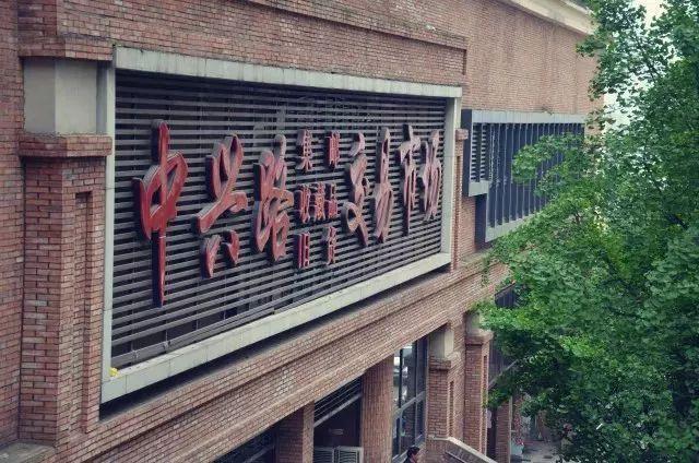 重庆周末适合读书的地方,世界读书日青年在图书馆看书