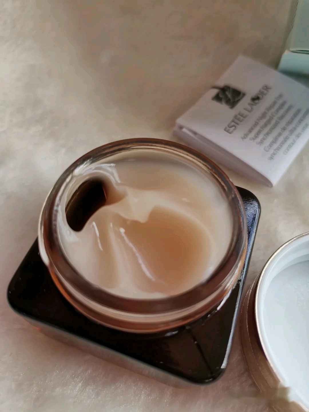 兰蔻眼霜菁纯眼霜适合什么年龄,兰蔻小黑瓶发光眼霜跟ahc眼霜测评