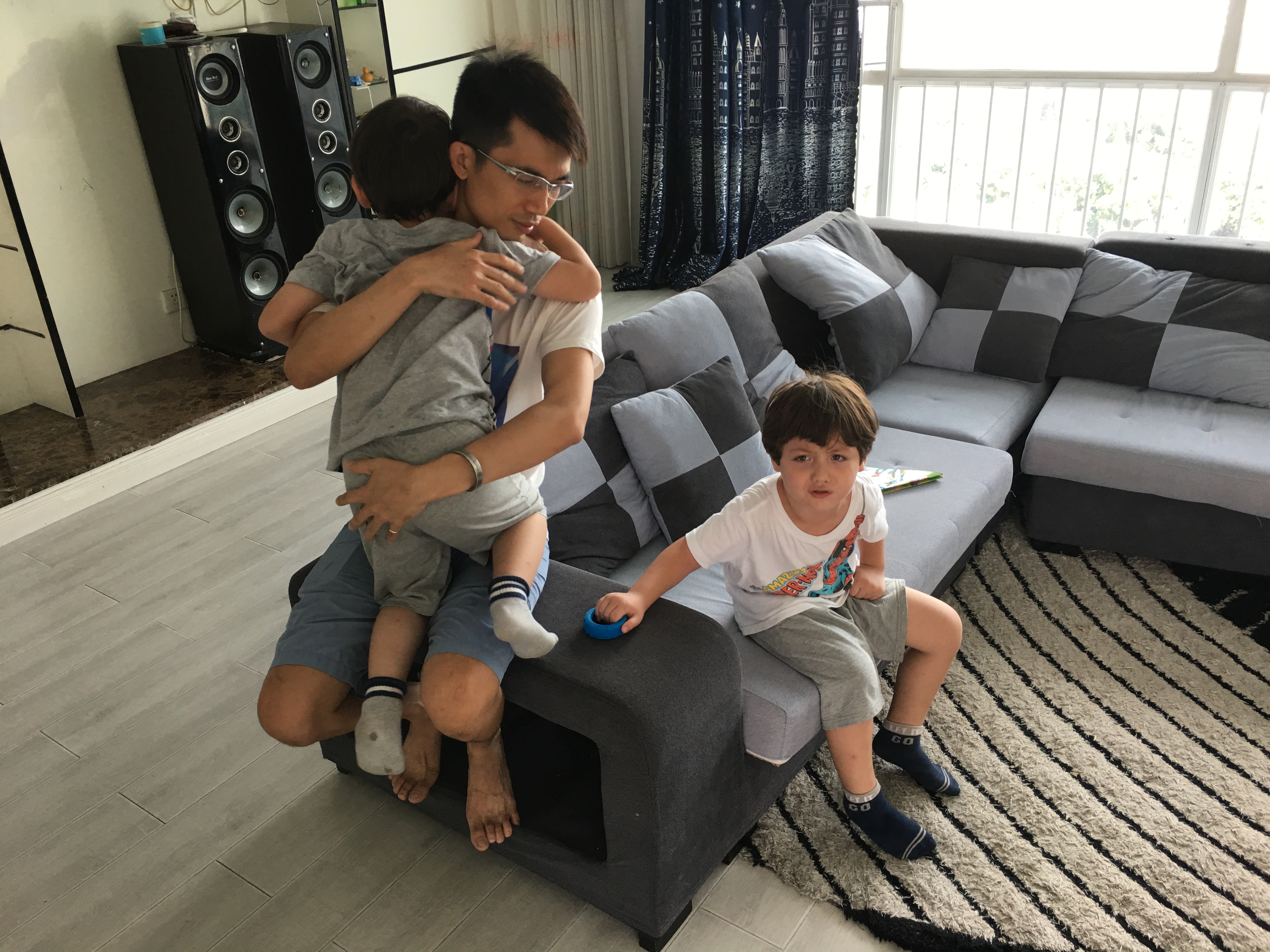 两个爸爸和双胞胎混血宝宝,两个爸爸和他们的混血儿子