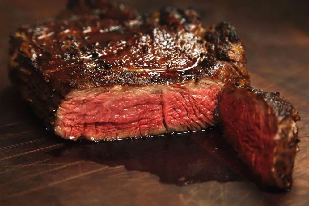 切牛排出血是什么原因,切牛排流下的红色汁水