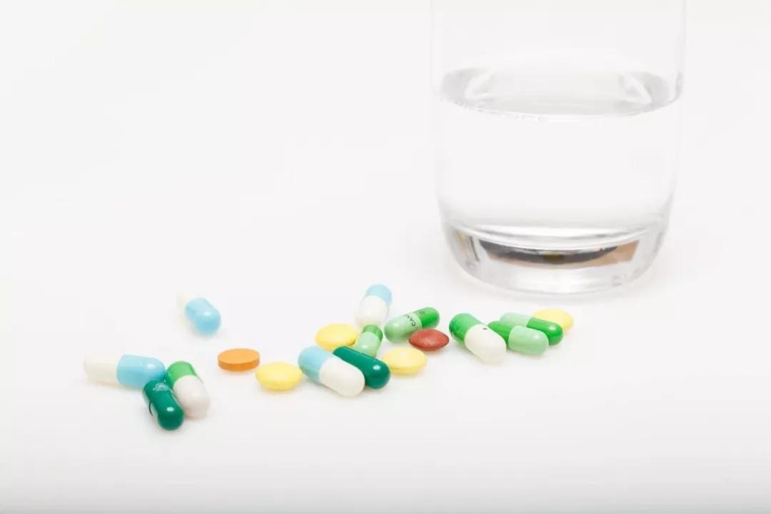 中老年人补钙买保健品还是药品,儿童钙哪个牌的补钙效果好0-3岁