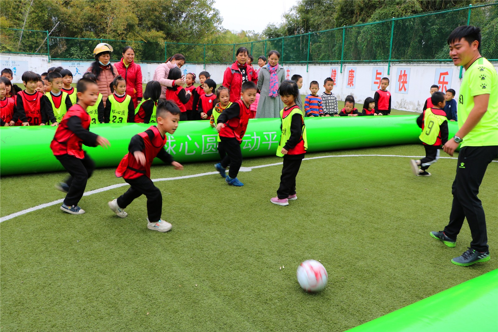 点燃娃娃足球梦想——灌新赞鸿学校趣味足球活动
