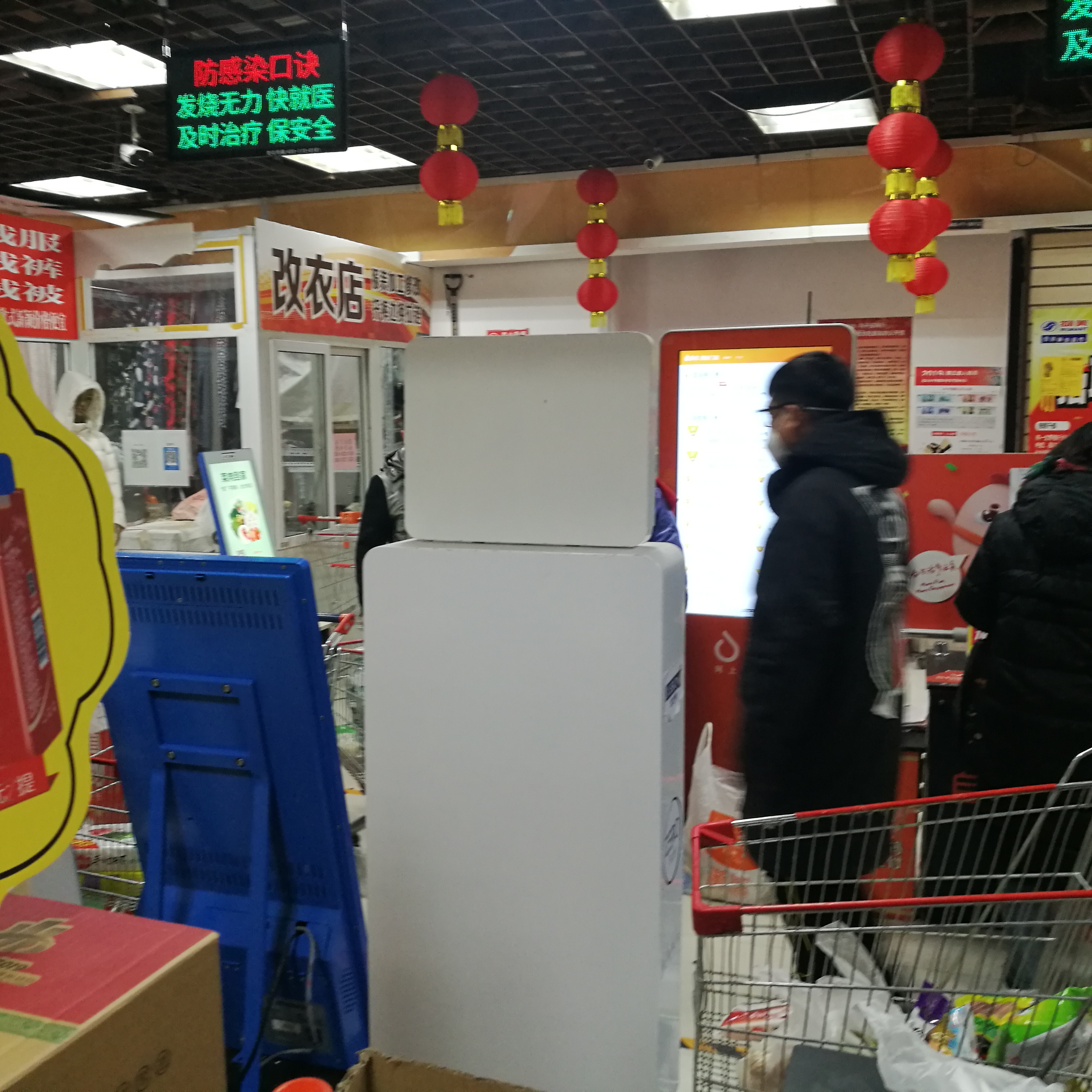 北京超市自助结账软件,超市顾客排长队购物