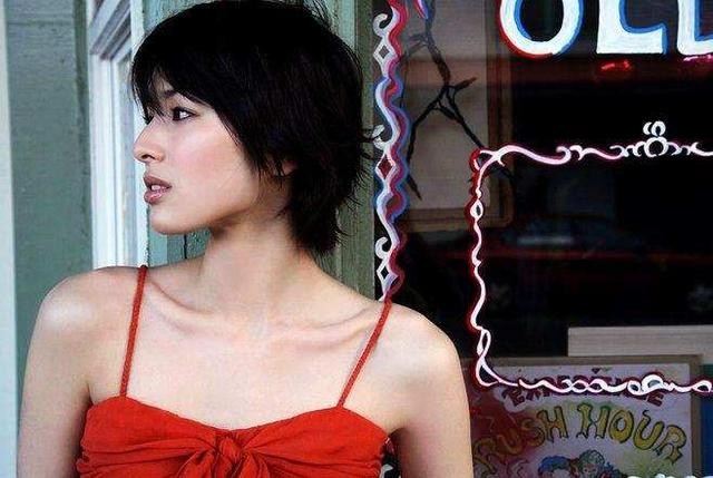 现在流行什么发型好看中年女人,剪什么样的发型适合中年妇女