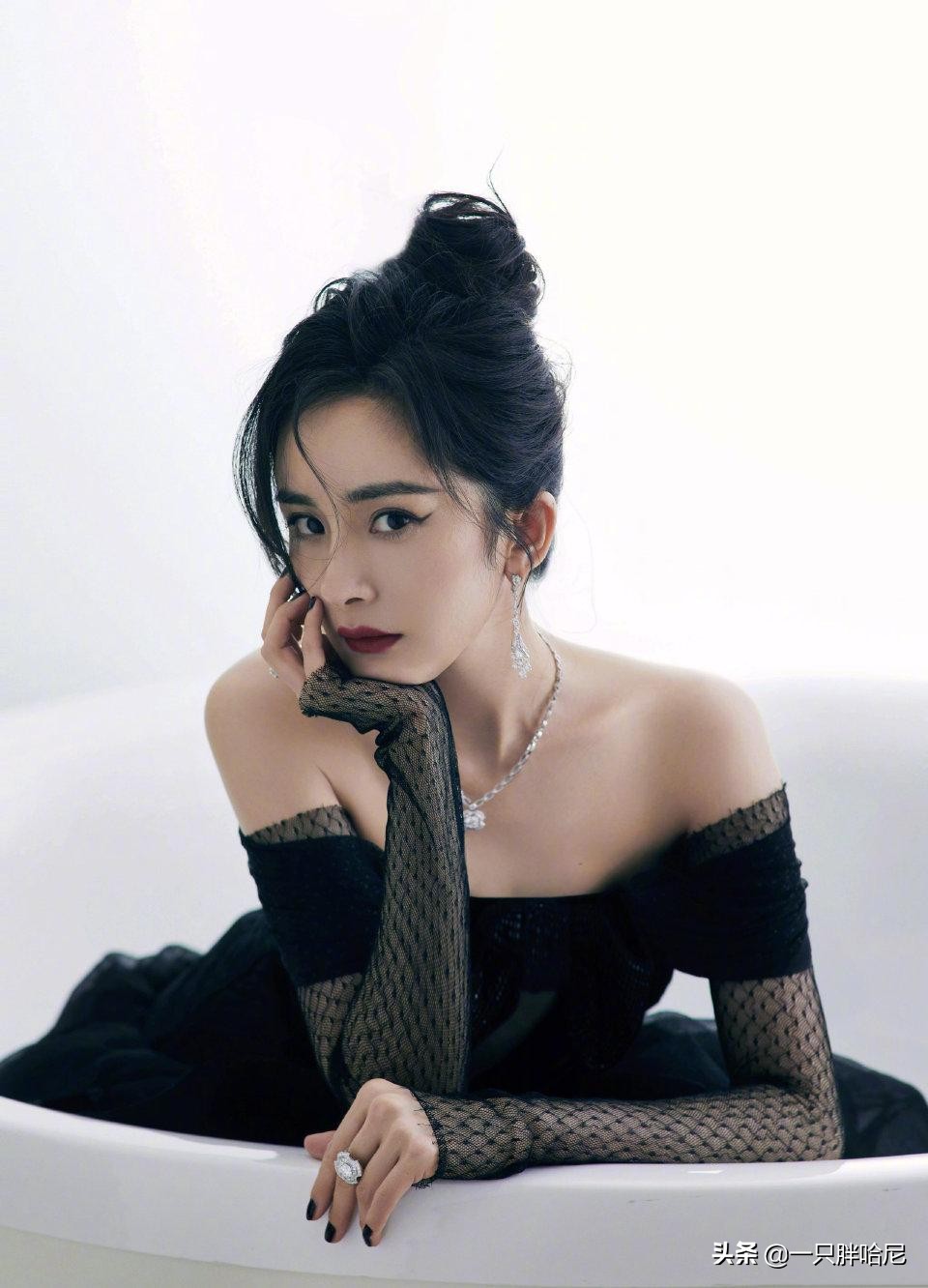 脸黄染什么头发好看又显得年轻,黄头发颜色减龄显白