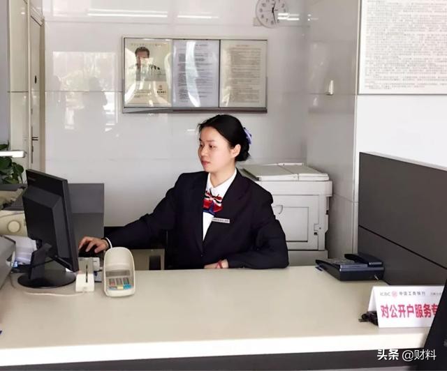 银行失误打到卡里的钱花掉违法吗,银行将800元误转800万后续