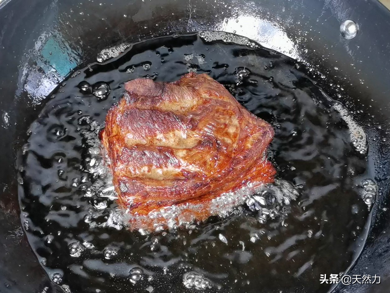 怎样炸扣肉皮才不会烂,苏打粉炸扣肉起泡正确炸法