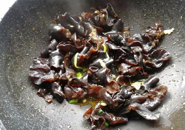 木耳怎么炒不会发出响声,怎么炒木耳不爆响