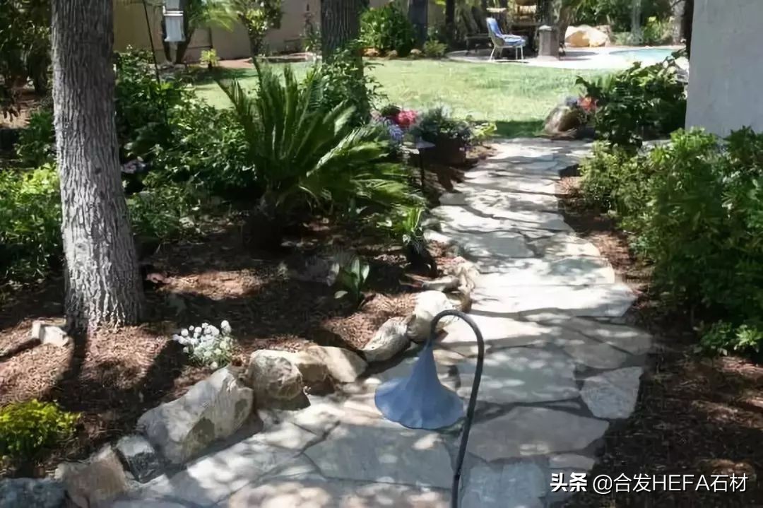 东莞庭院铺地红砂岩石材,芝麻灰石材庭院铺地效果