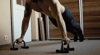 还在花冤枉钱去健身房？国产神奇魔力板，在家也能练出“大胸器”