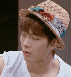 持刀抢劫学生,学生持刀抢劫男生寝室案