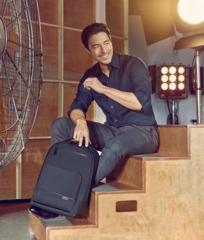 TUMI特邀演员丹尼尔·亨利演绎《成就完美旅程》系列全球时尚大片