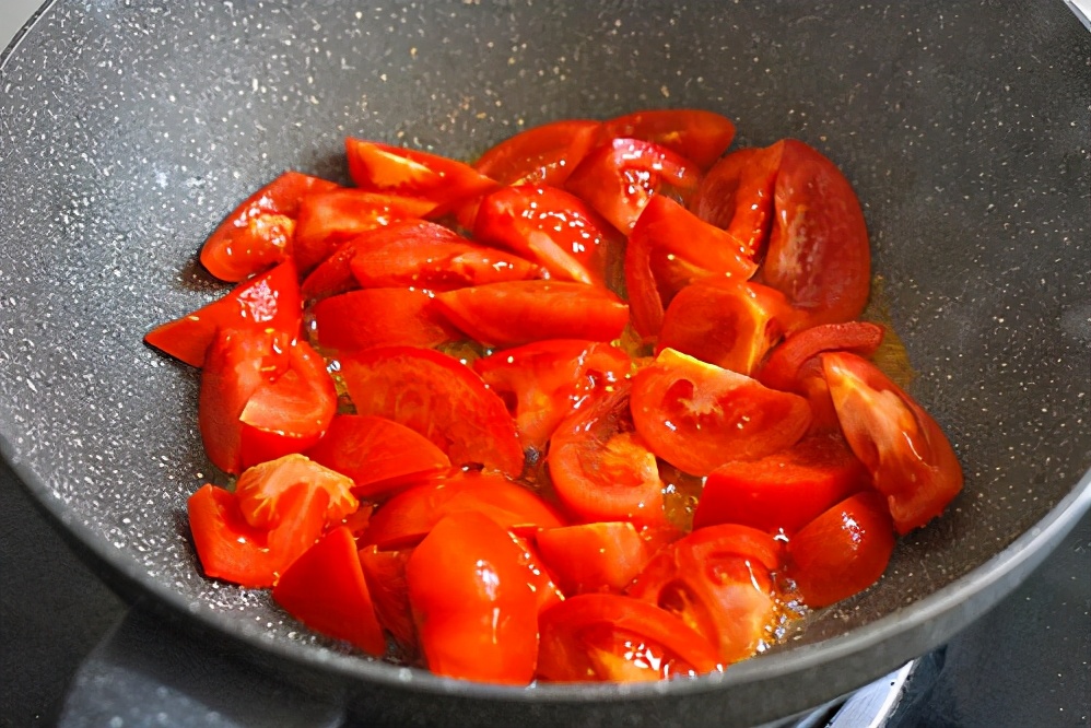 西红柿炒鸡蛋不要去皮,西红柿炒鸡蛋怎样炒不酸