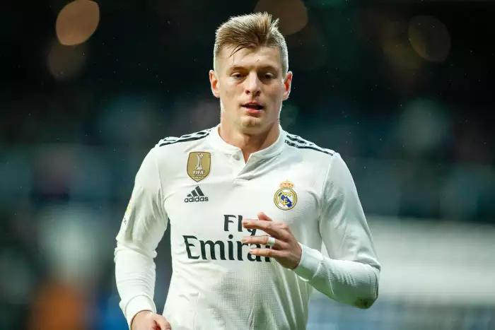 实况足球手游2020黑球中场,实况足球手游中场射门