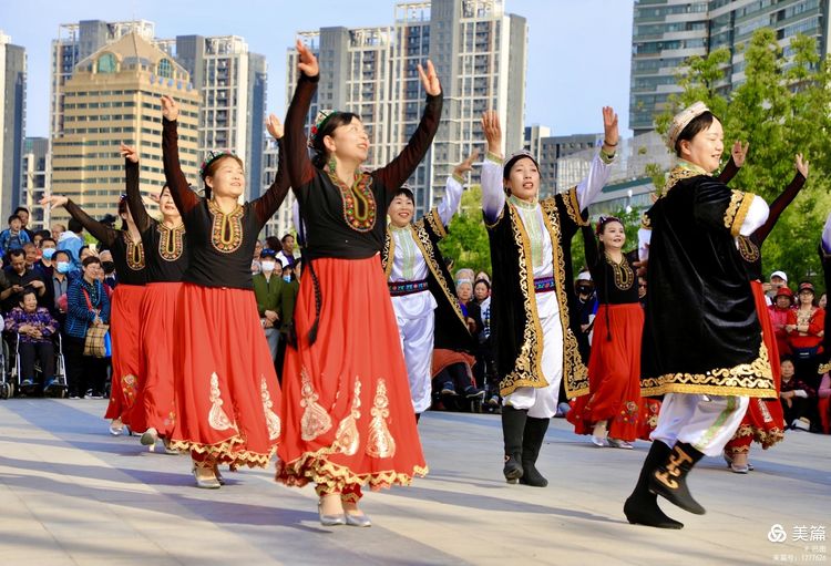 洛阳牡丹广场：*疆新**舞大联欢