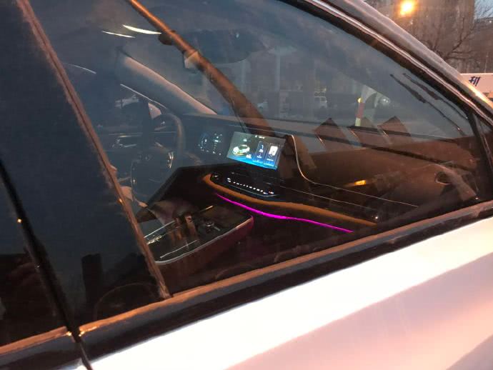 广汽aions汽车,街头偶遇爱江山更爱美人