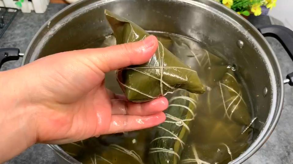 煮粽子怎么煮才能软糯更好,煮粽子要煮多久才能好吃