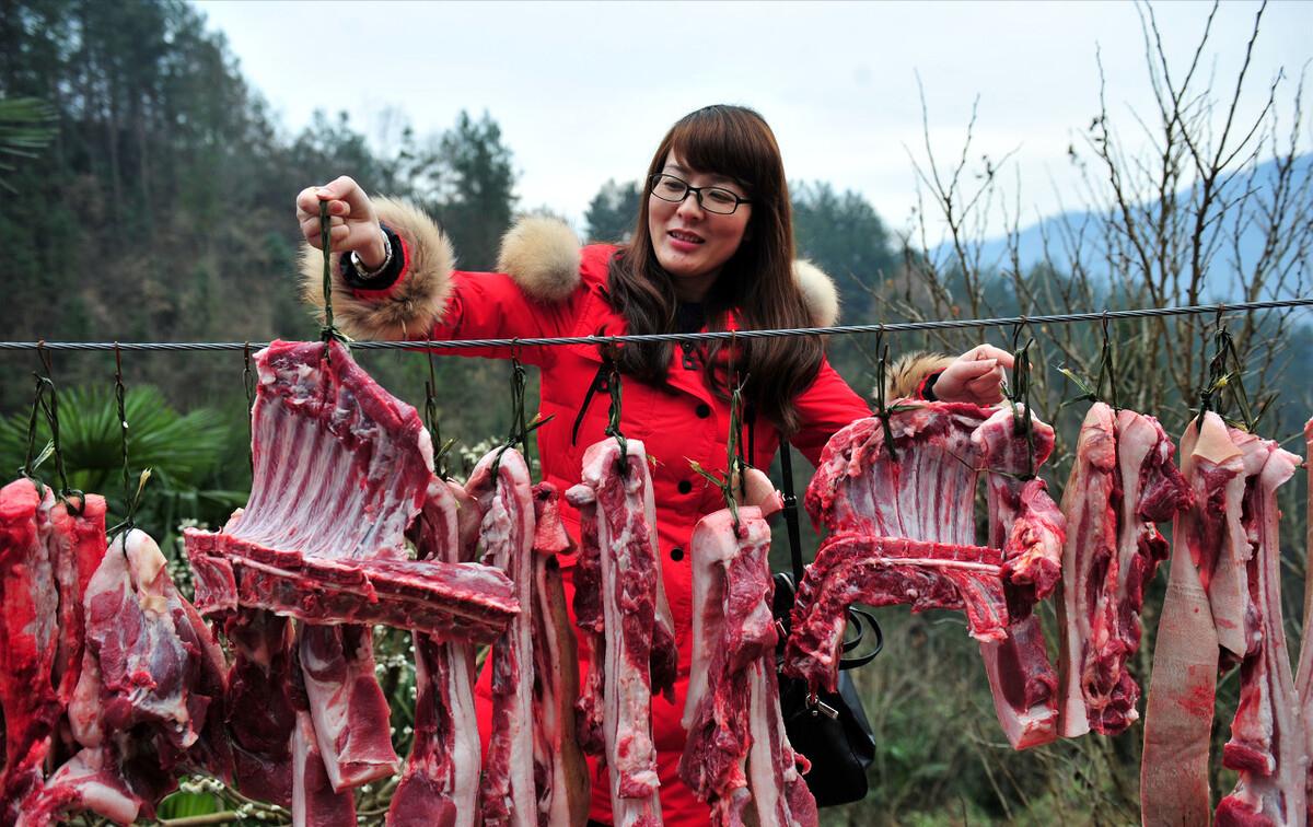 90后回村创业养生态跑山黑猪,退伍老兵回家养猪