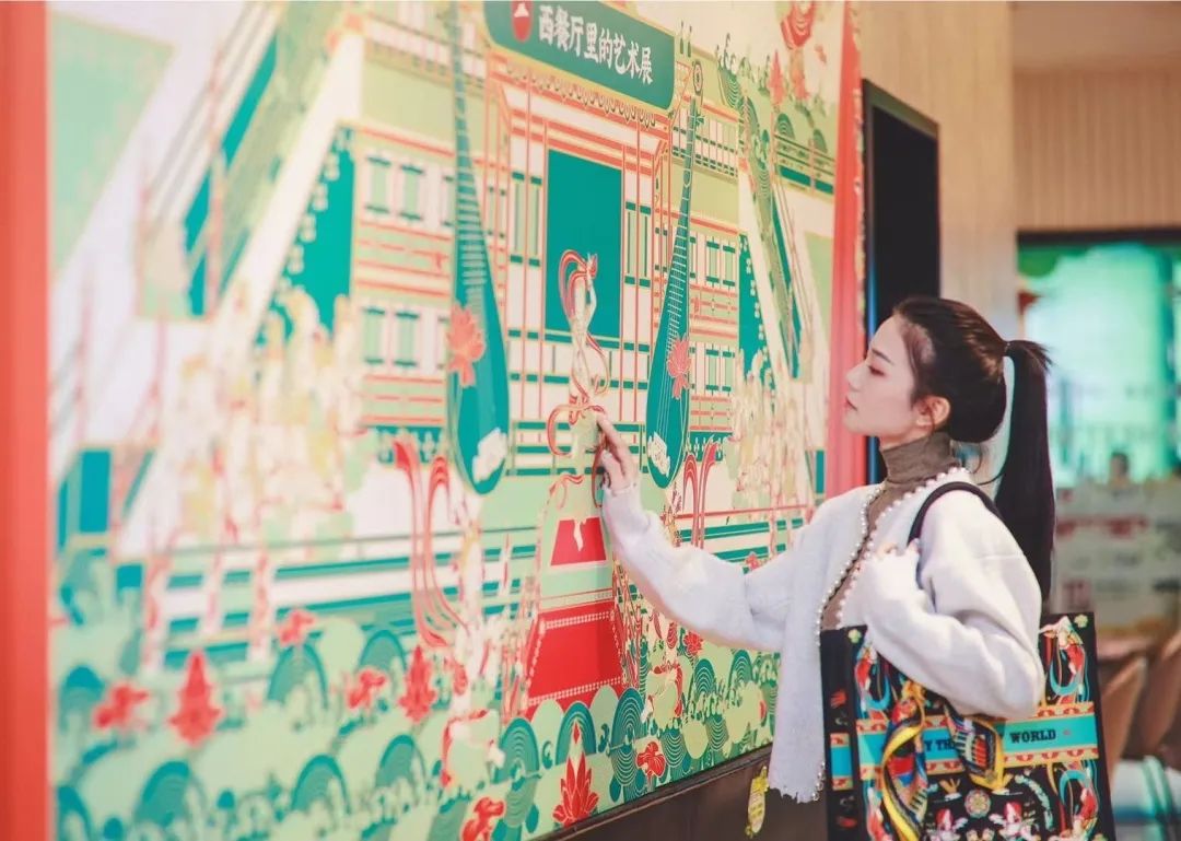 卡姿兰x必胜客的“下午茶”主题彩妆包装，梦回爱丽丝