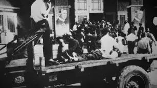 黑人天生自甘堕落？看看被美国白人摧毁的“黑人华尔街”吧