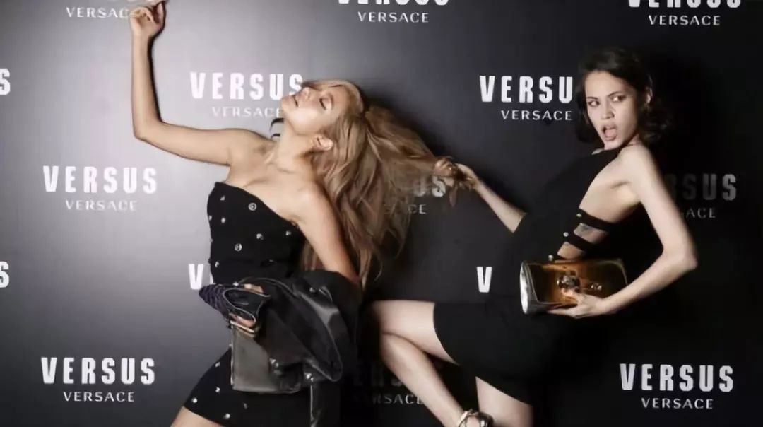 她是「挪威的森林」里的小绿，也是日本顶级女模，却不是日本人