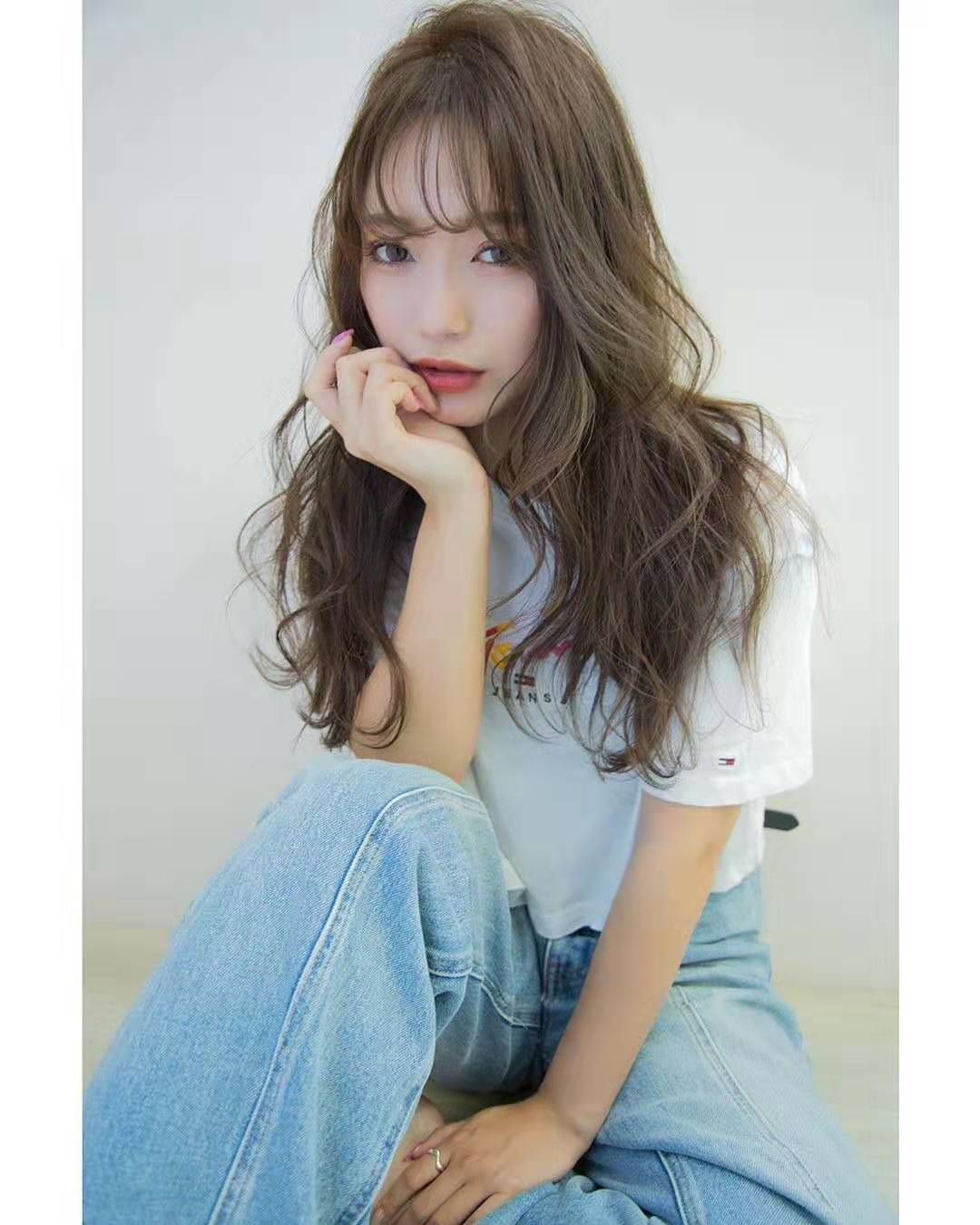 圆脸适合的短发发型烫发免打理,45岁减龄烫发发型免打理