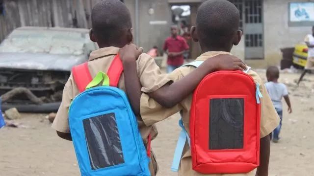 深圳80后跨国接济贫困儿，百万太阳能包，从美国改卖到非洲贫民窟