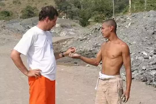 巴西奶奶绿这么贵是有道理的，开采太难了！都是高科技