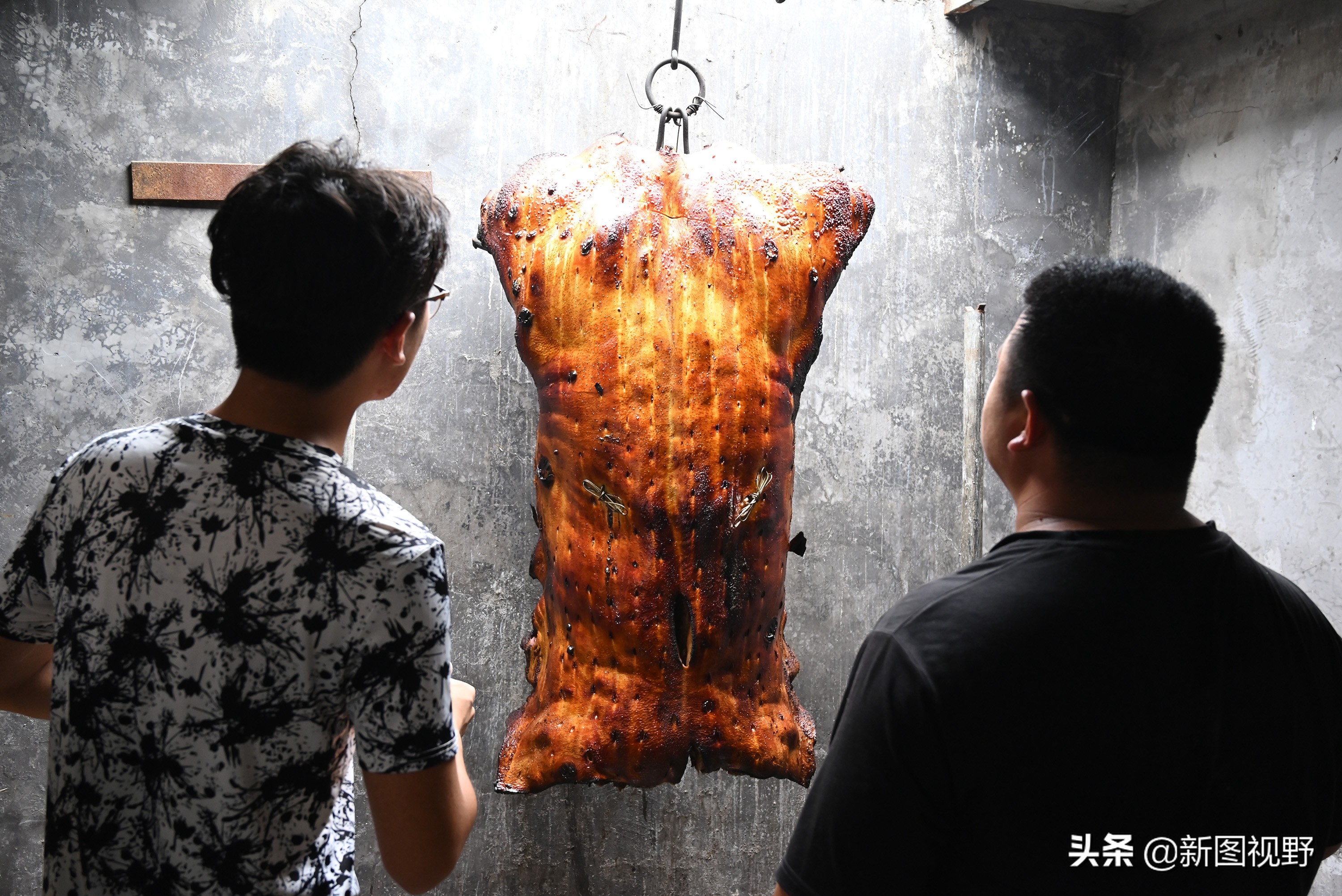 猪价下跌，夫妻“烤全猪”停烤2年后开烤，200斤烤肉出炉就卖光