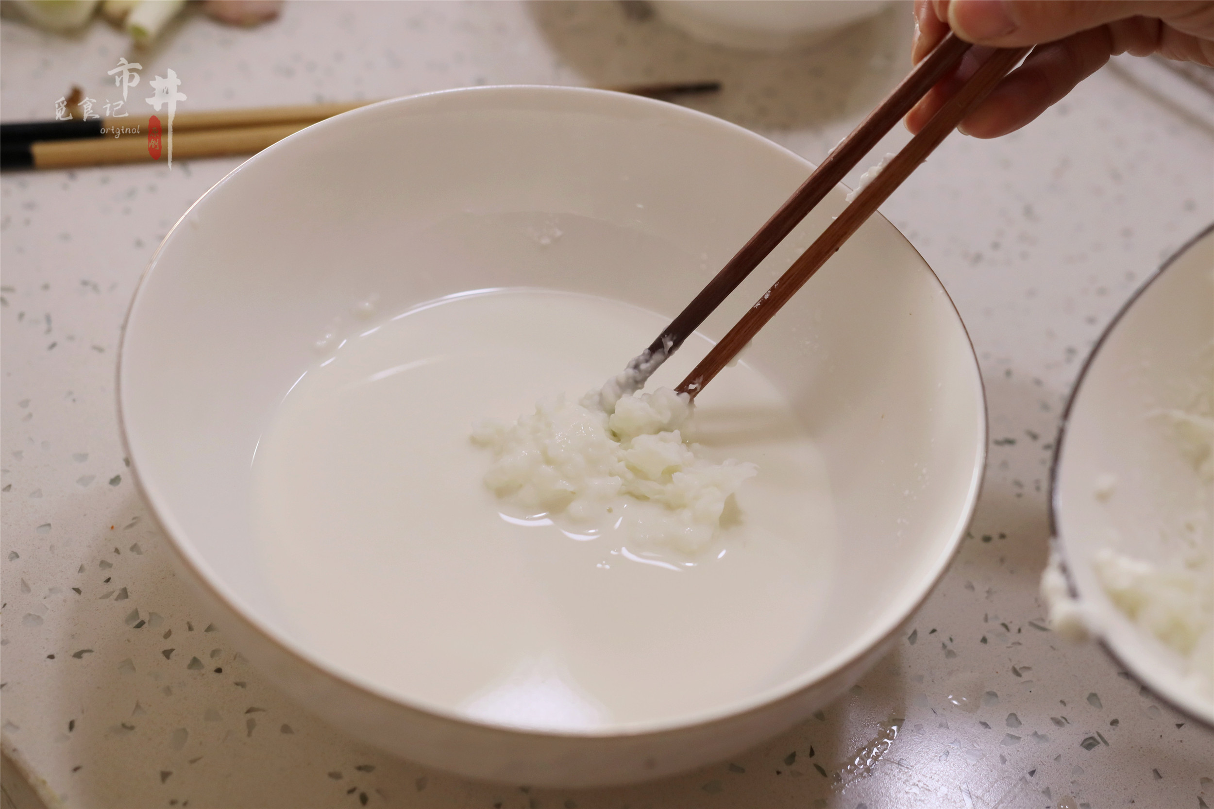 炸小鱼小虾用冷油还是热油,怎么炸小鱼小虾不会碎