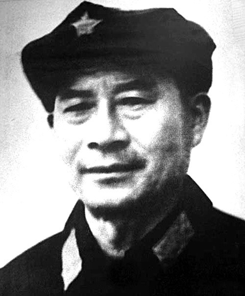 和*向前徐**是战友,革命不到一年就成省主席,为何20多年摆地摊生活