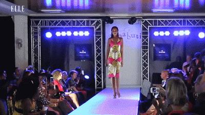 T台模特摔跤*案惨**！隔着屏幕都替她们脚疼