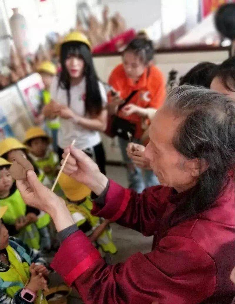 不好好上课，带着孩子到处跑，汇爱德幼稚园为何被央视导演相中？