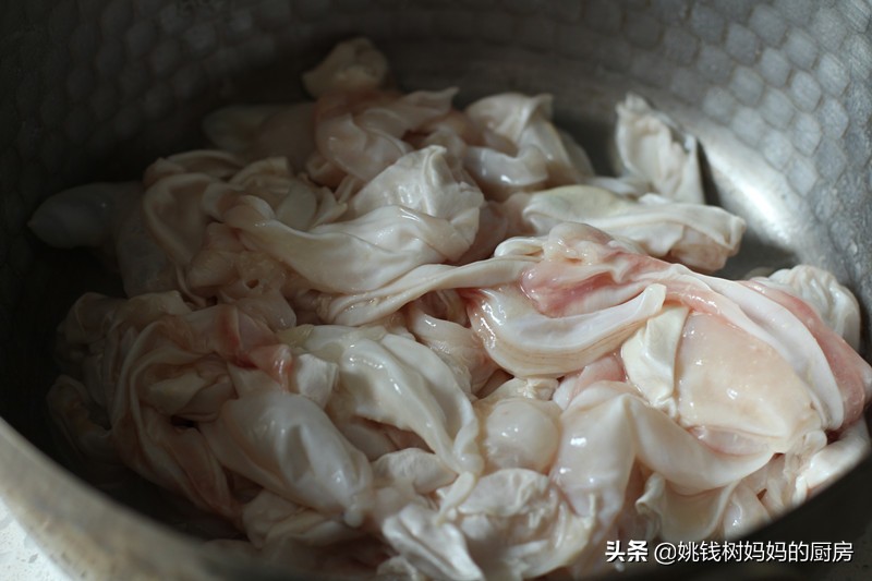 一条鱼就一个，十块钱炒一大盘，香辣软糯，解馋、美容一举两得