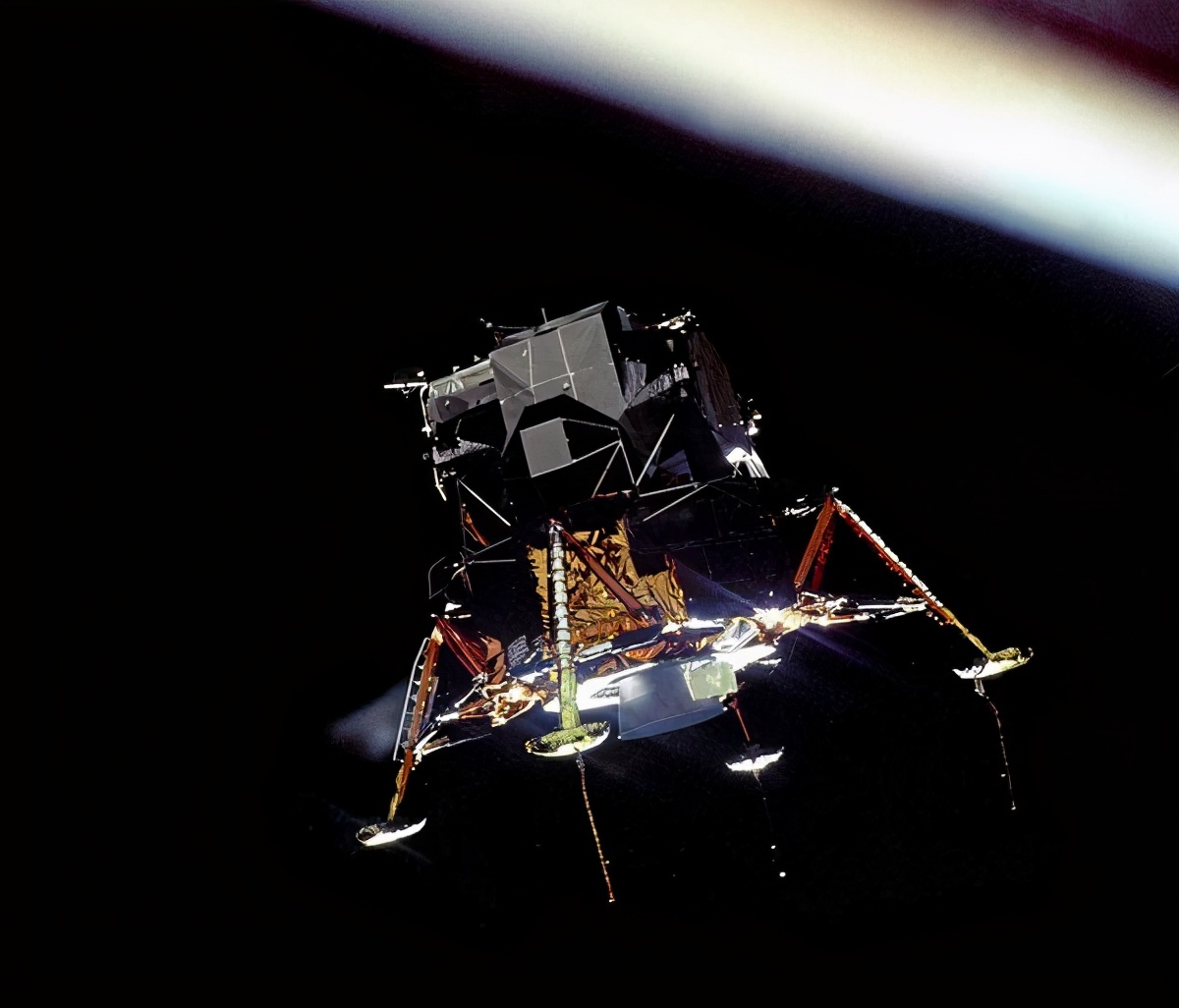 航天员有没有带上枪,神十二飞行员的箱子里有什么