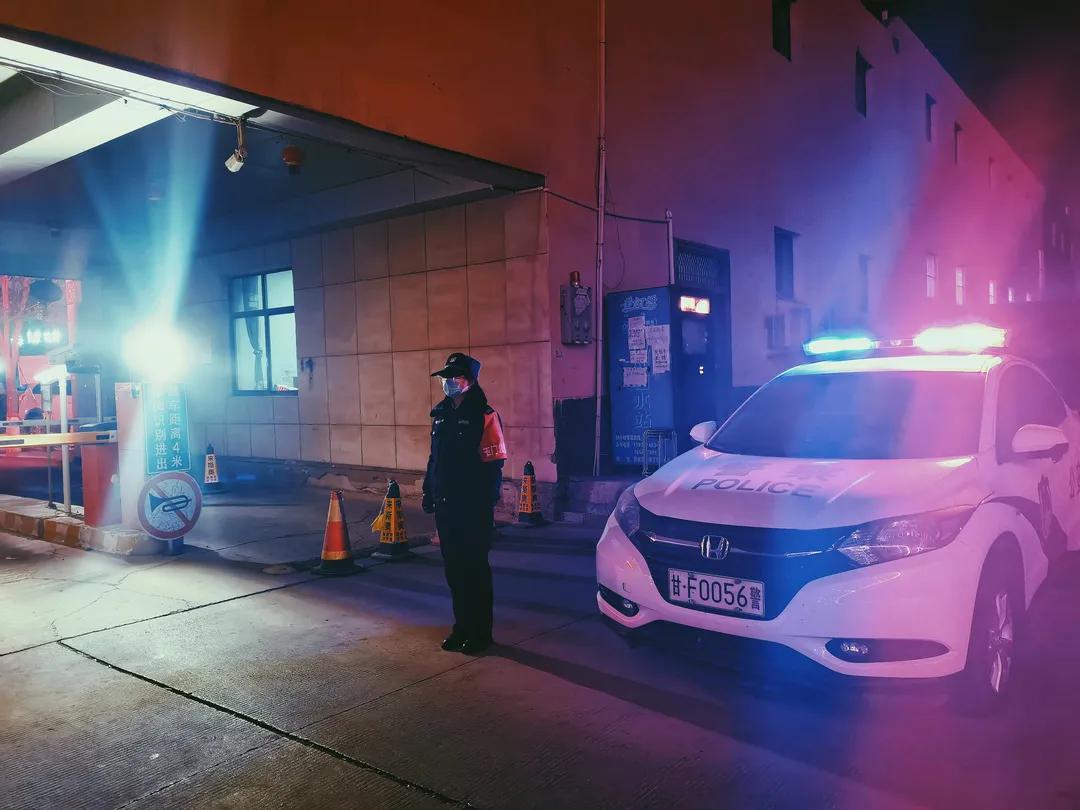 战疫一线党徽闪亮党旗飘扬,守卫战疫一线书写忠诚担当