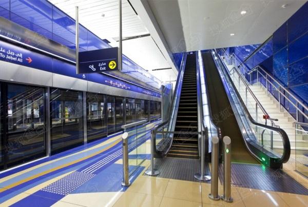 地铁站外栏杆,地铁轨行区外侧标示牌