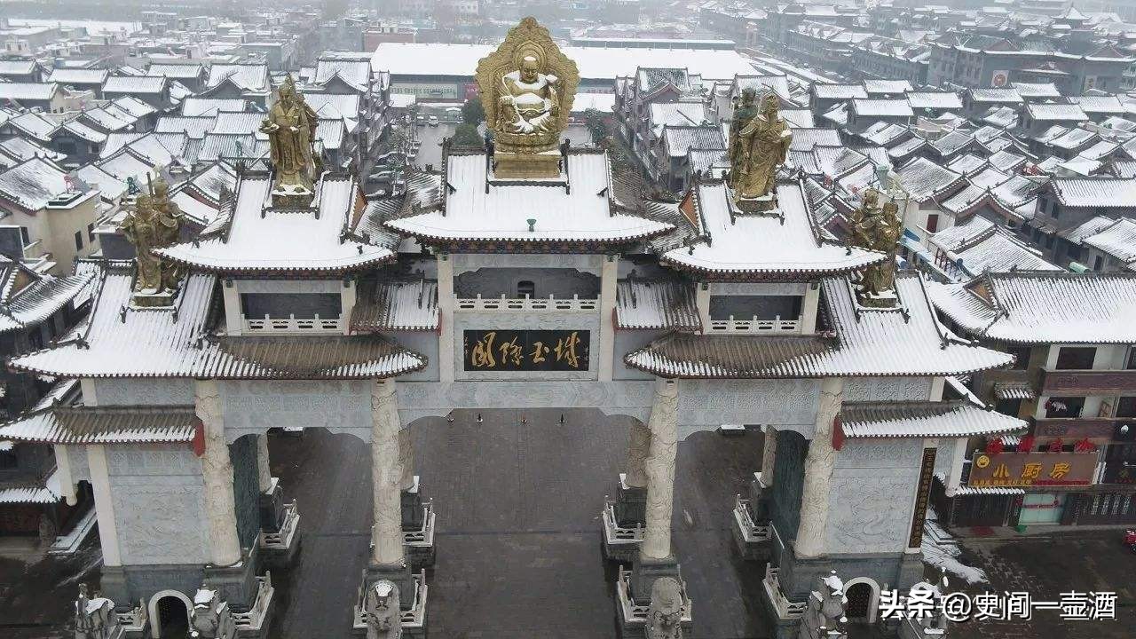 河南一县，古称涅阳，菩提寺是中原名寺，玉雕地毯金鱼玉兰花有名