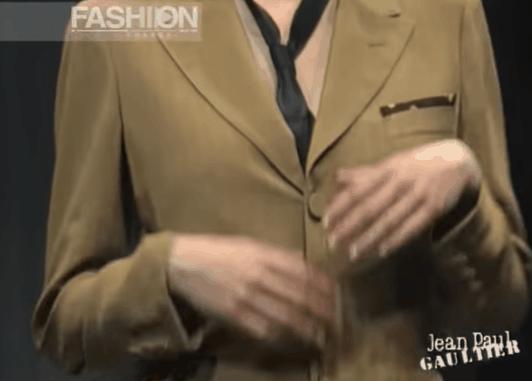 那英、卡戴珊的后腰上,为什么都有两根红绳?