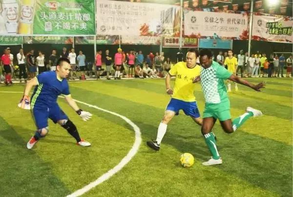 足球踢小场的技巧,小场地足球训练方法