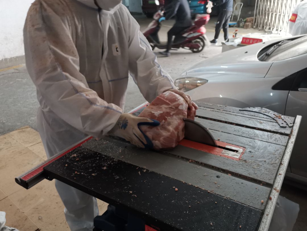 每切一块冻猪肉，就像下了一场猪肉味儿的雪