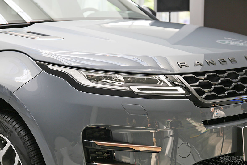 路虎揽胜极光对比同级别bba质量,路虎揽胜极光新一代测评视频