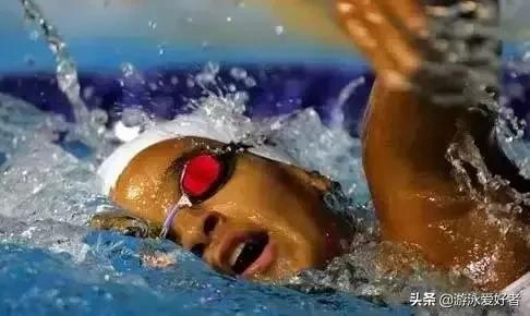 自由泳高肘划水动作讲解,自由泳划臂抓水推水发力的分析