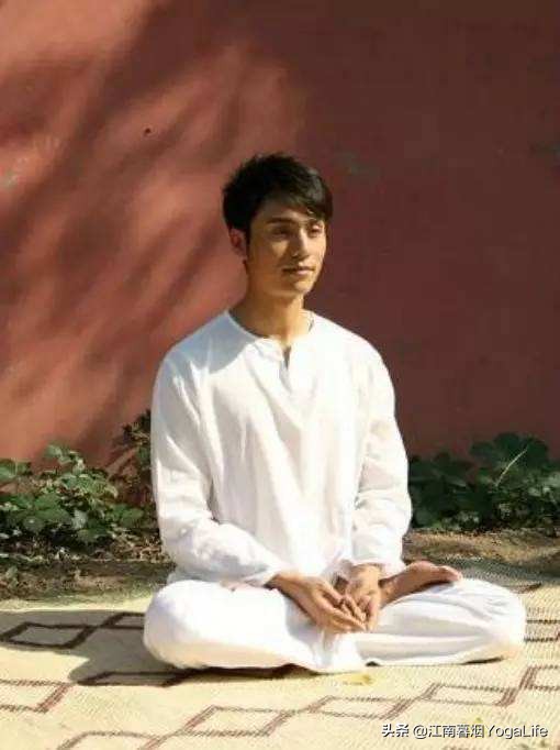男人练瑜伽认真起来,瑜伽男性的魅力