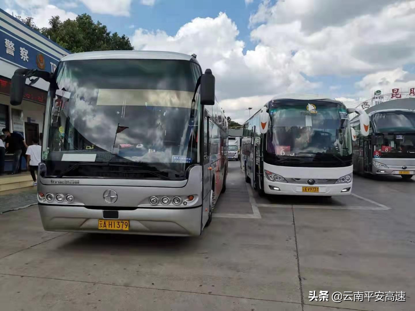 平安高速365|送平安！昆楚交警一小时登车检查139辆旅游大巴温馨提示3000余人“带”上安全