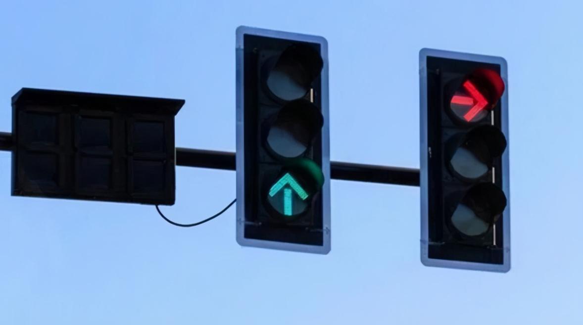 右转出车祸直行车道右转违章吗,开车右转违章的情况有哪些