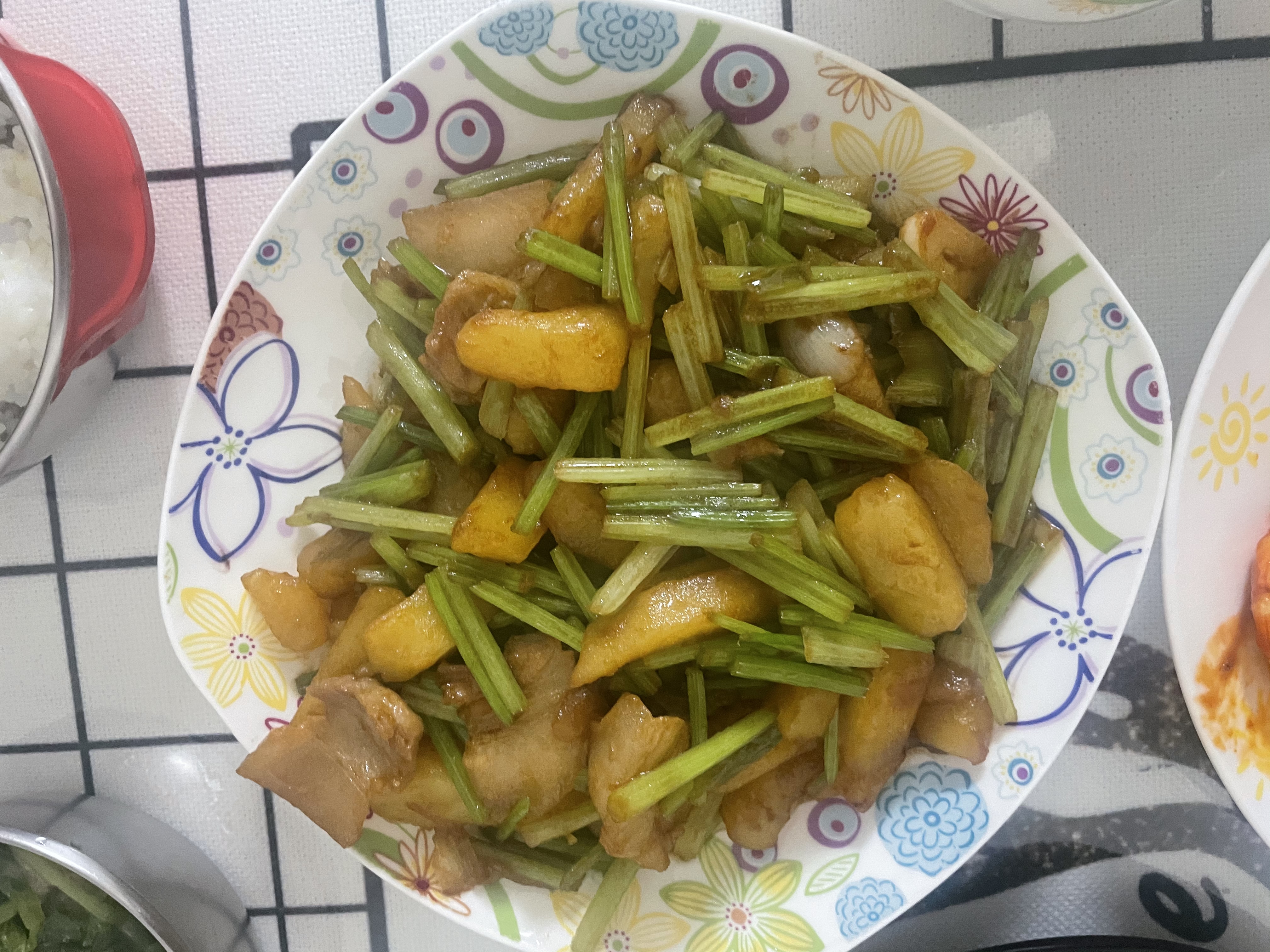 打工者平常的一天。晚餐番茄大虾，芹菜土豆条，小白菜汆丸子