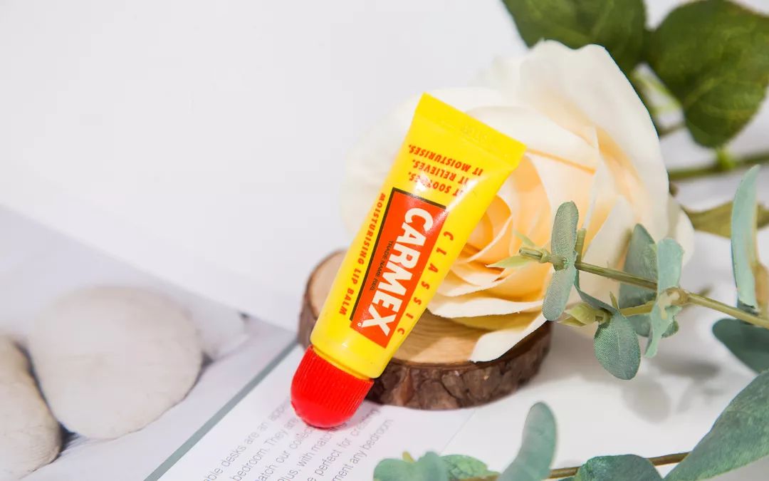 让你的嘴唇滋润一整天,让嘴巴嫩的唇膏